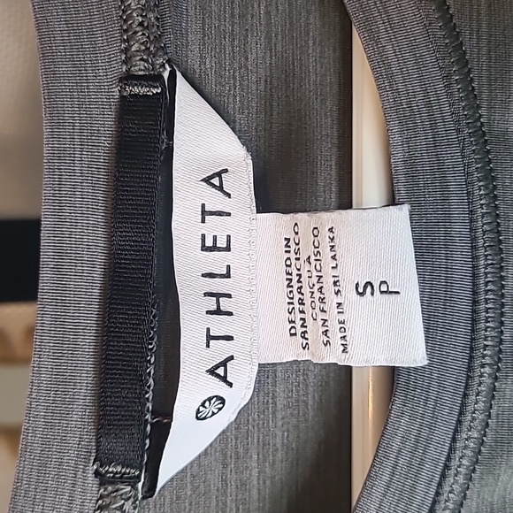 Athleta women's long-sleeve active pullover top Size Small.  Like New - Picture 2 of 5